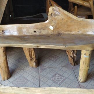 Árvore Teca com encosto que pode ser usado por 2 a 4 pessoas dependendo da medida e desenho, importados da ilha de Bali na Indonésia. Tamanho da Peça: A Profundidade: 50 cm Largura: 169 cm Altura: 67 cm Aprox: 35kg Enfim temos diversas opções com medidas e design, por serem esculpidas por artesãos manualmente e serem peças orgânicas são todas peças únicas, certamente um produto realmente único, exclusivo e diferenciado.